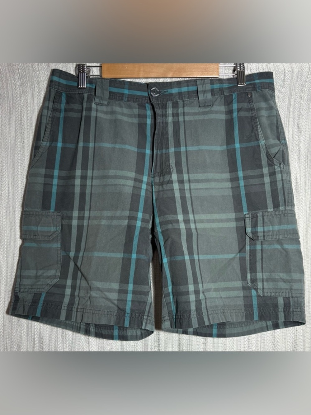 Columbia Men's Gray & Teal Plaid Cargo Shorts